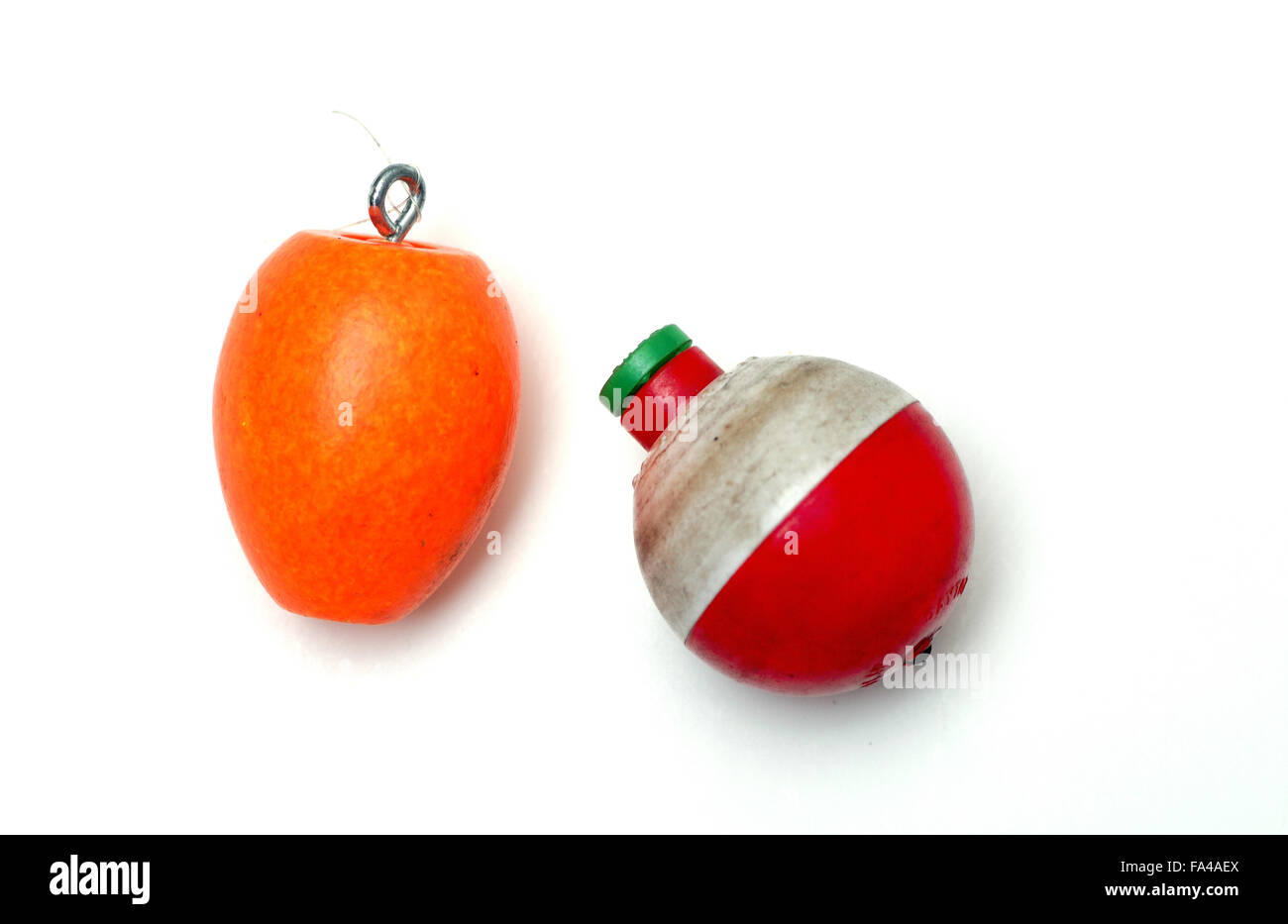 Zwei Angeln Räuber auf einem weißen Hintergrund, eine orange und länglich und eine Runde und rot und weiß in der Farbe. Stockfoto