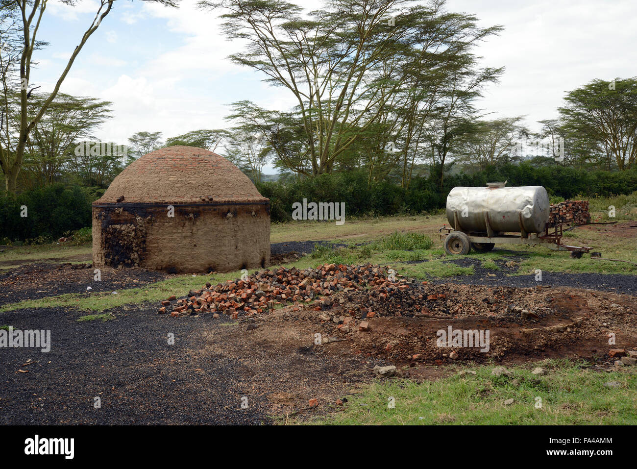 Traditionelle Holzkohle machen Brennofen und Wasser Wagen in Kenia am Soysambu Conservancy in der Nähe von Nanyuki in Ost-Afrika Stockfoto
