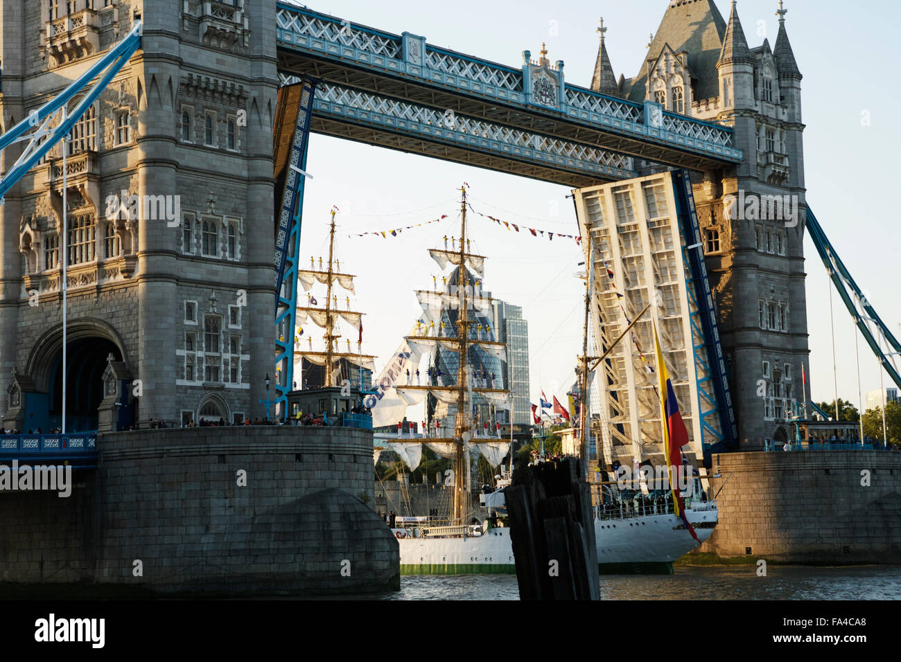 Tower Bridge mit der kolumbianischen Marine hohen offenen Schiff ARC Gloria auf der Durchreise, Teil des völlig Thames Festival, London. Stockfoto