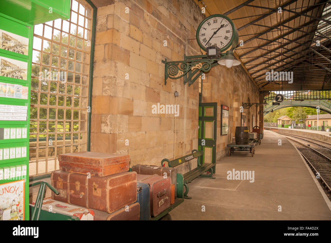 Einen Überblick der Bahnhof Bahnsteig in Pickering, North Yorkshire, England, UK mit alten Stil-Trolley, Koffer und Bänke Stockfoto