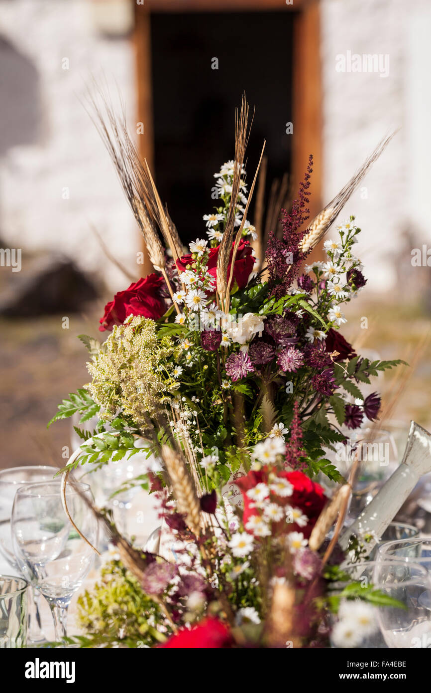 Zentrum Stück Blumen auf einem Tisch im Freien für eine Feier. Stockfoto