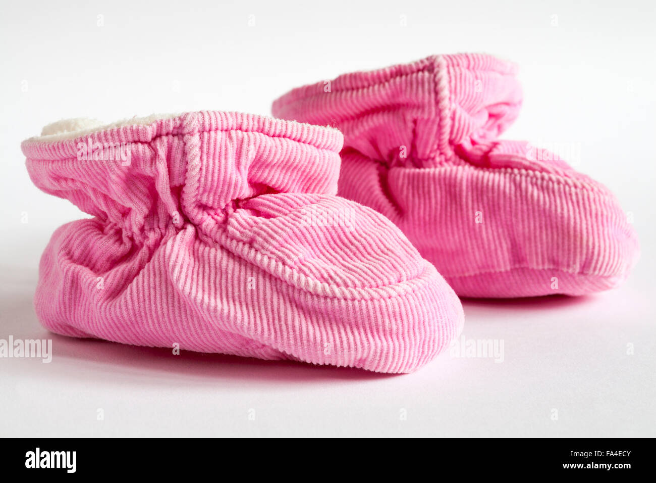 Rosa Cord Babyschuhe isoliert auf weißem Hintergrund Stockfoto