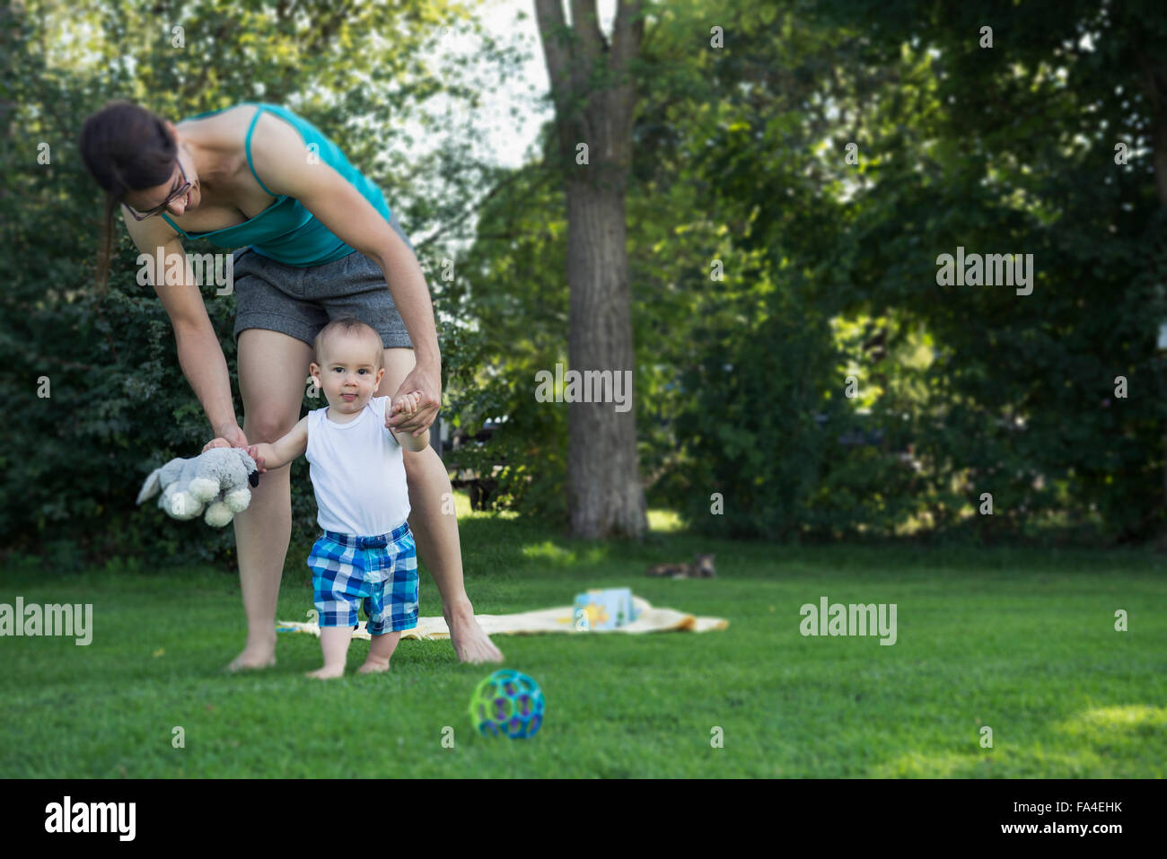 Mutter hilft ihrem Babyjungen, erste Schritte, München, Bayern, Deutschland Stockfoto