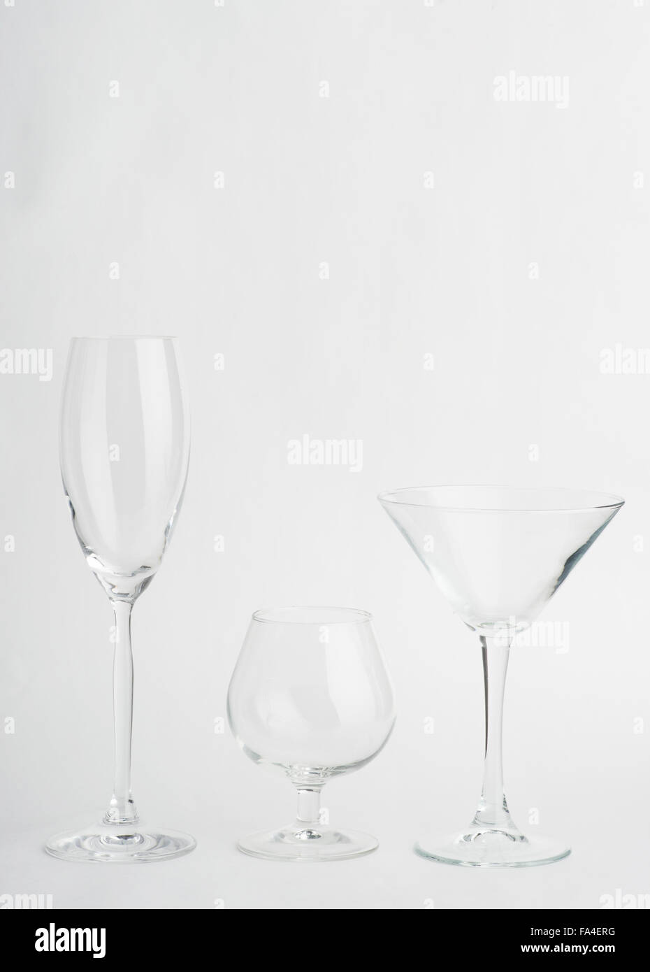 Eingestellt von Gläsern für alkoholische Getränke auf hellem Hintergrund Stockfoto