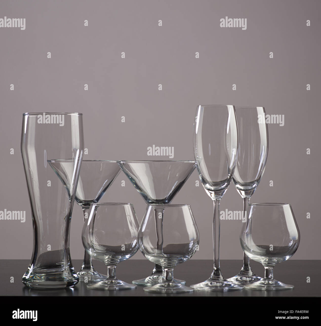 verschiedene Gläser für alkoholische Getränke auf dunklem Hintergrund Stockfoto