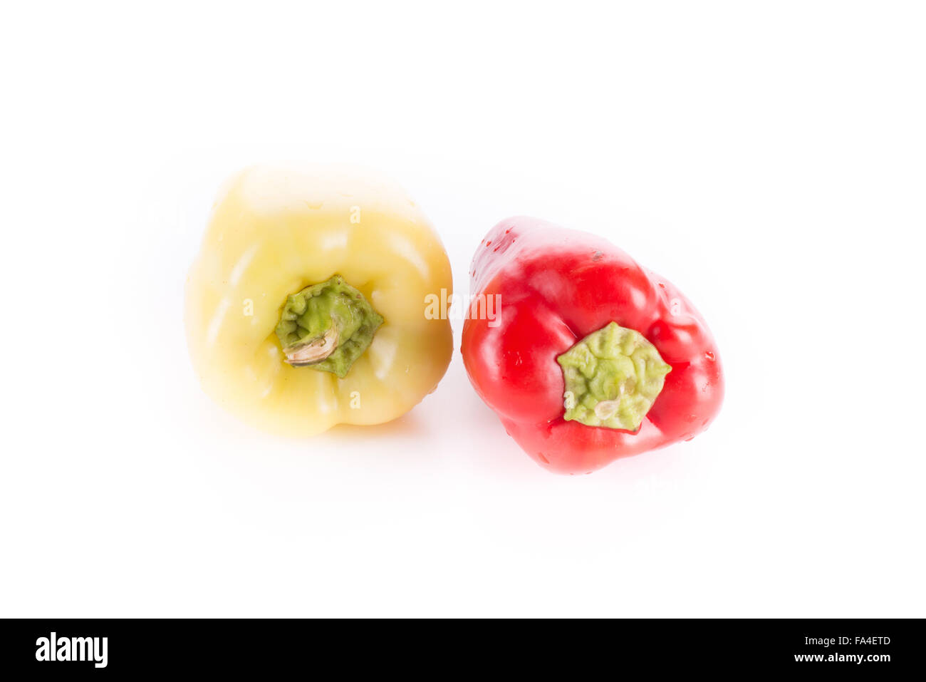 Zwei süße rote, gelbe Paprika, isoliert auf weißem Hintergrund. Stockfoto