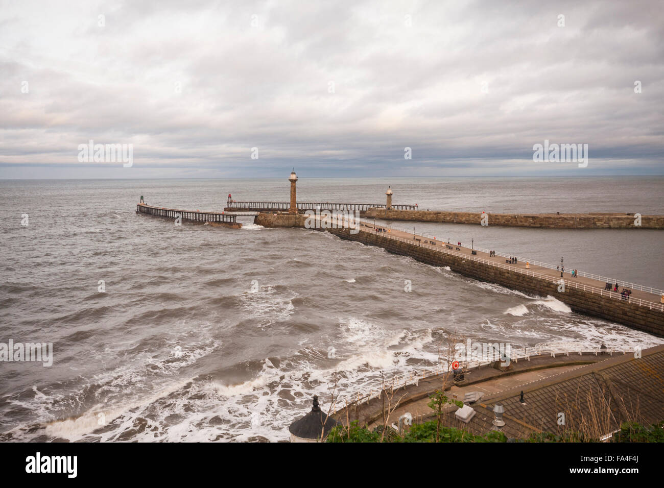 Blick auf das Meer, Küste, Pier und Hafen von Whitby, North Yorkshire, England, UK Stockfoto