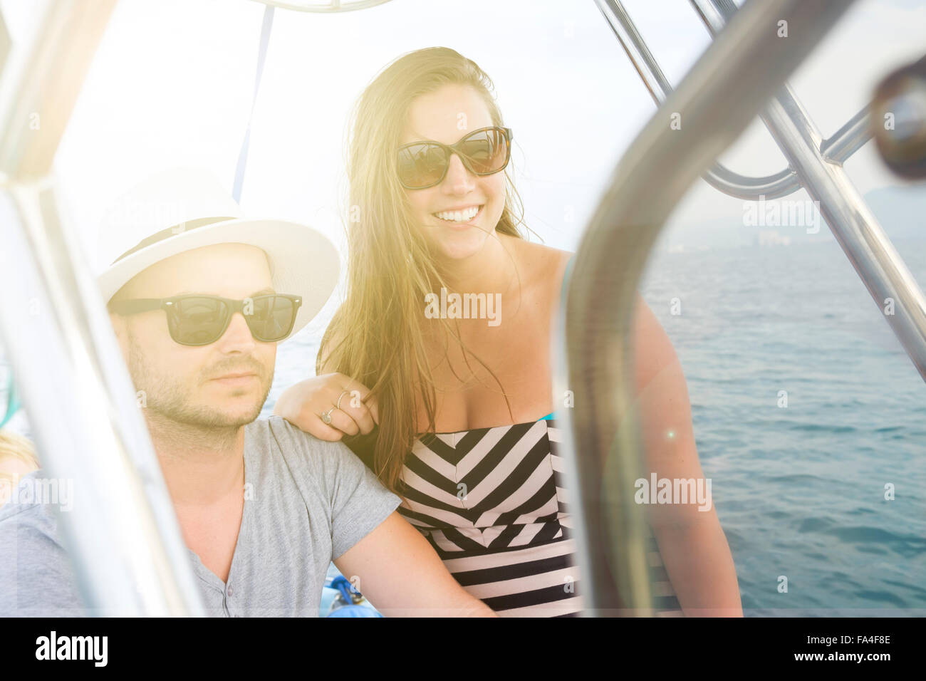 Junger Mann und junge Frau genießen ein Boot fahren in den Urlaub. Stockfoto