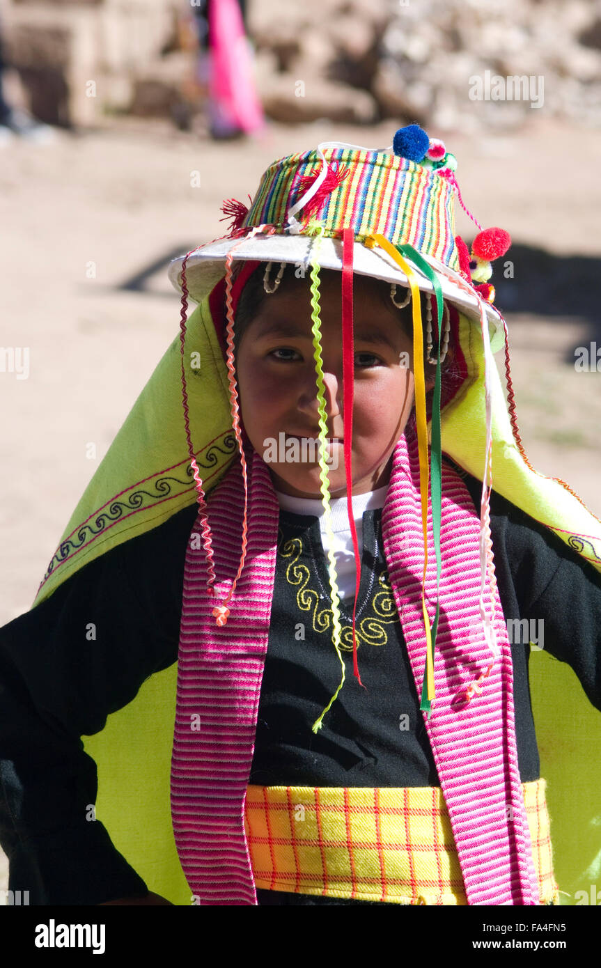 Tänzerinnen in traditionellen Kostümen, Zuschauer, Musiker in der 500-Jahr-Feier von Luribay, Bolivien, feiern und Paraden Stockfoto