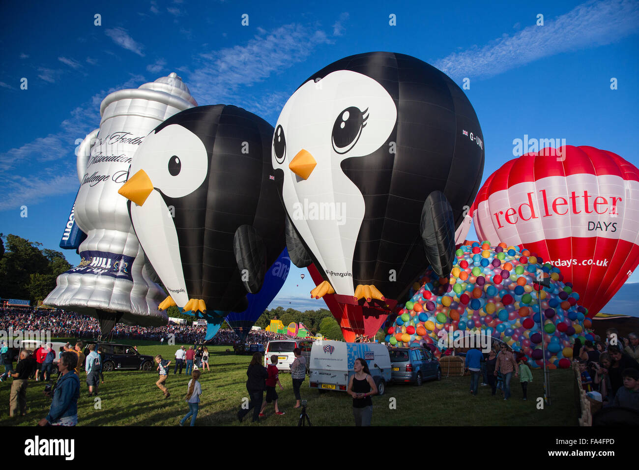 Pinguine und Scottish Challenge Cup Heißluftballons an Bristol International Hot Air Balloon Fiesta 2015 Stockfoto
