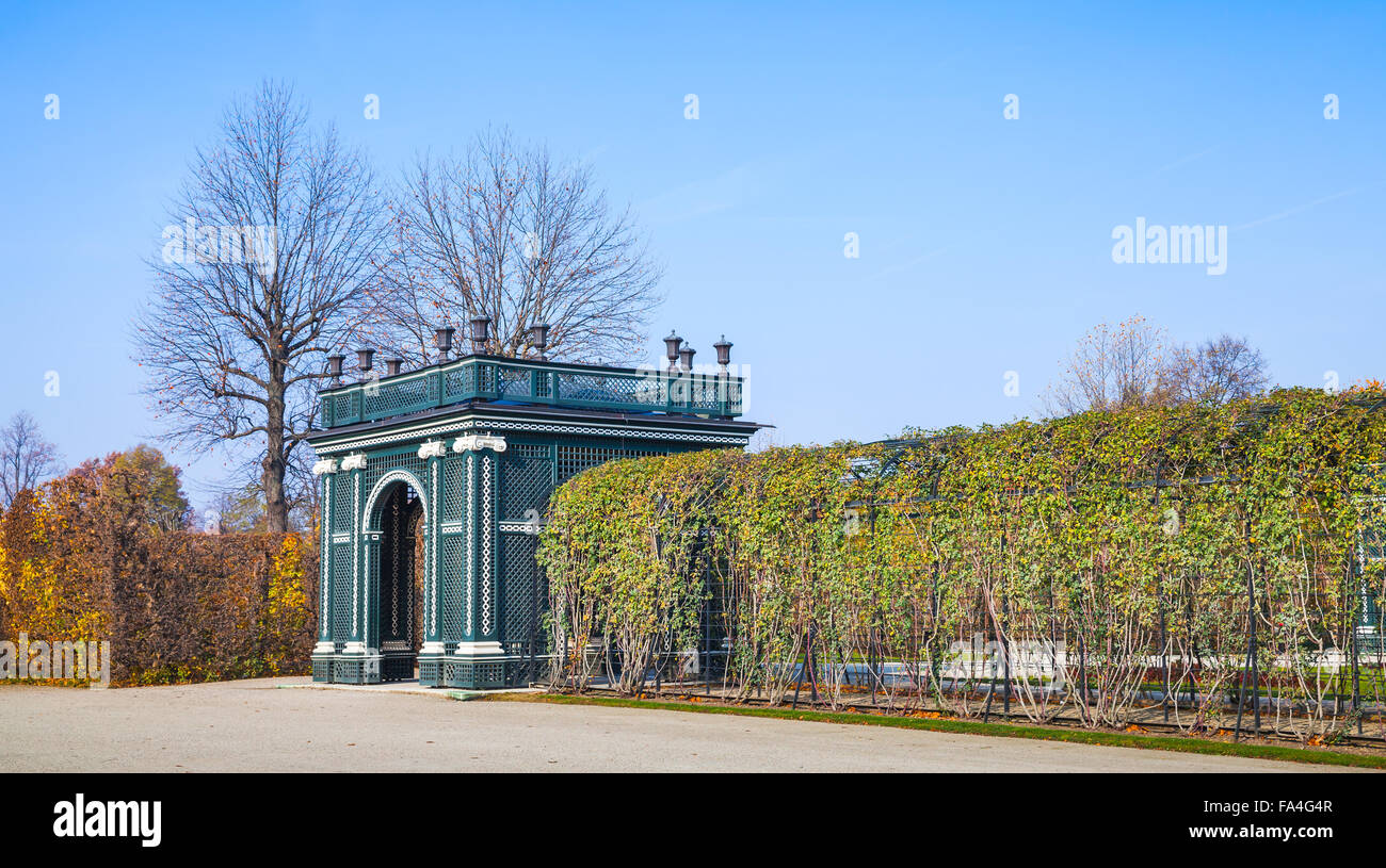 Grünes Tor und Gehweg gemacht von Büschen in Schönbrunn Gärten, Wien, Österreich Stockfoto