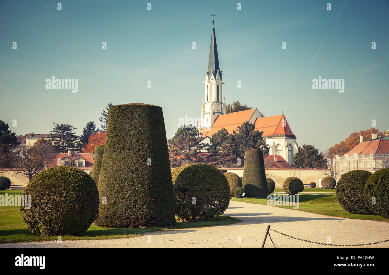 Katholische Pfarrkirche Maria Hietzing-Ansicht vom Garten Schönbrunn, Wien, Österreich. Retro-stilisierte Foto mit tonalen correcti Stockfoto