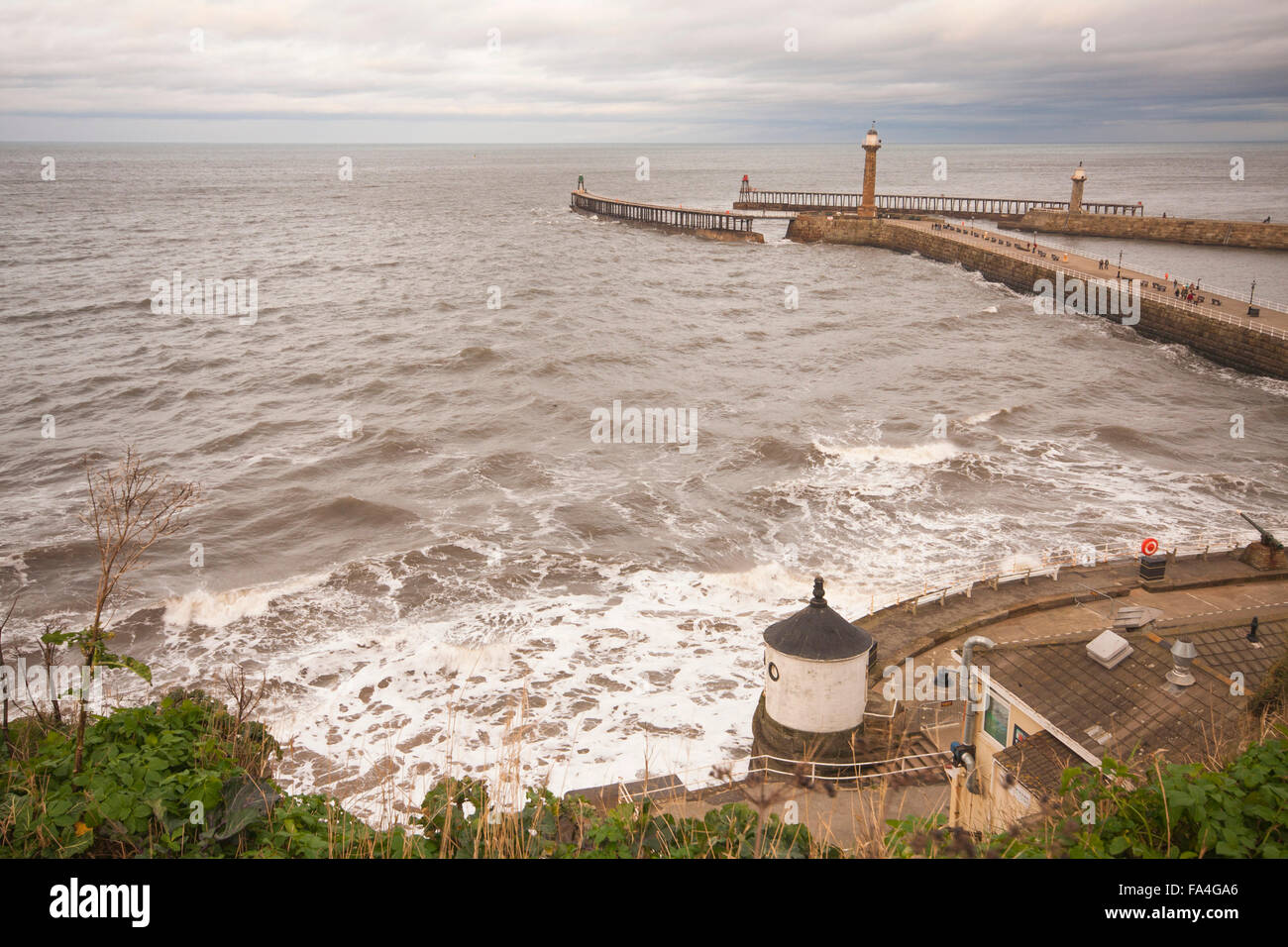 Blick auf das Meer, Küste, Pier und Hafen von Whitby, North Yorkshire, England, UK Stockfoto