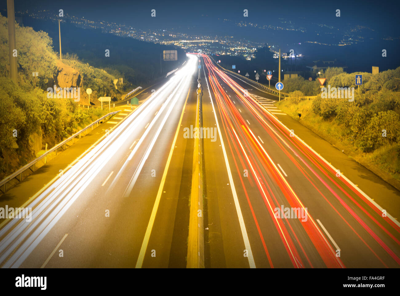 Autobahn-Verkehr in der Nacht - lange Exposition Autolichter auf Straße Stockfoto