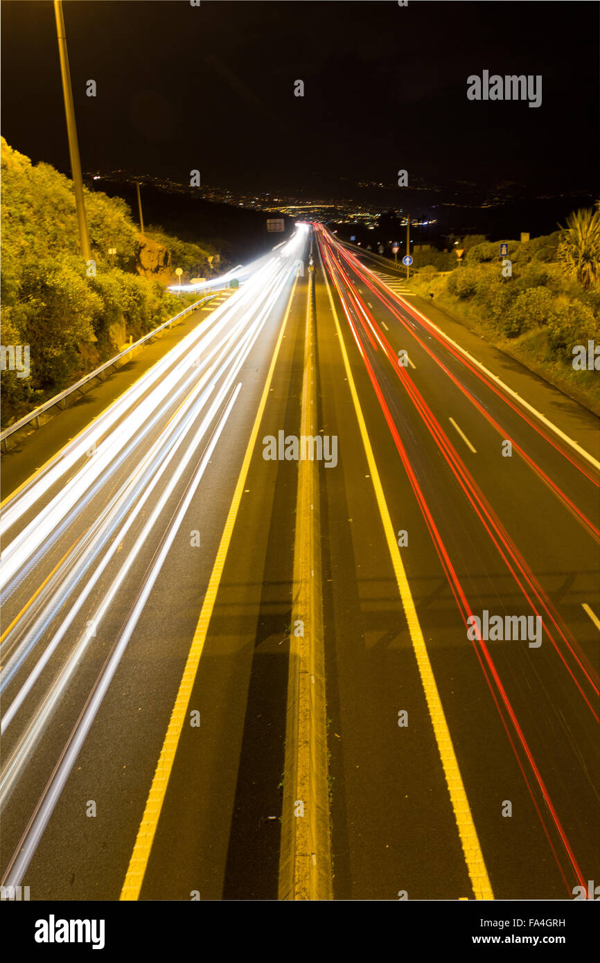 Autobahn-Verkehr in der Nacht - lange Exposition Autolichter auf Straße Stockfoto
