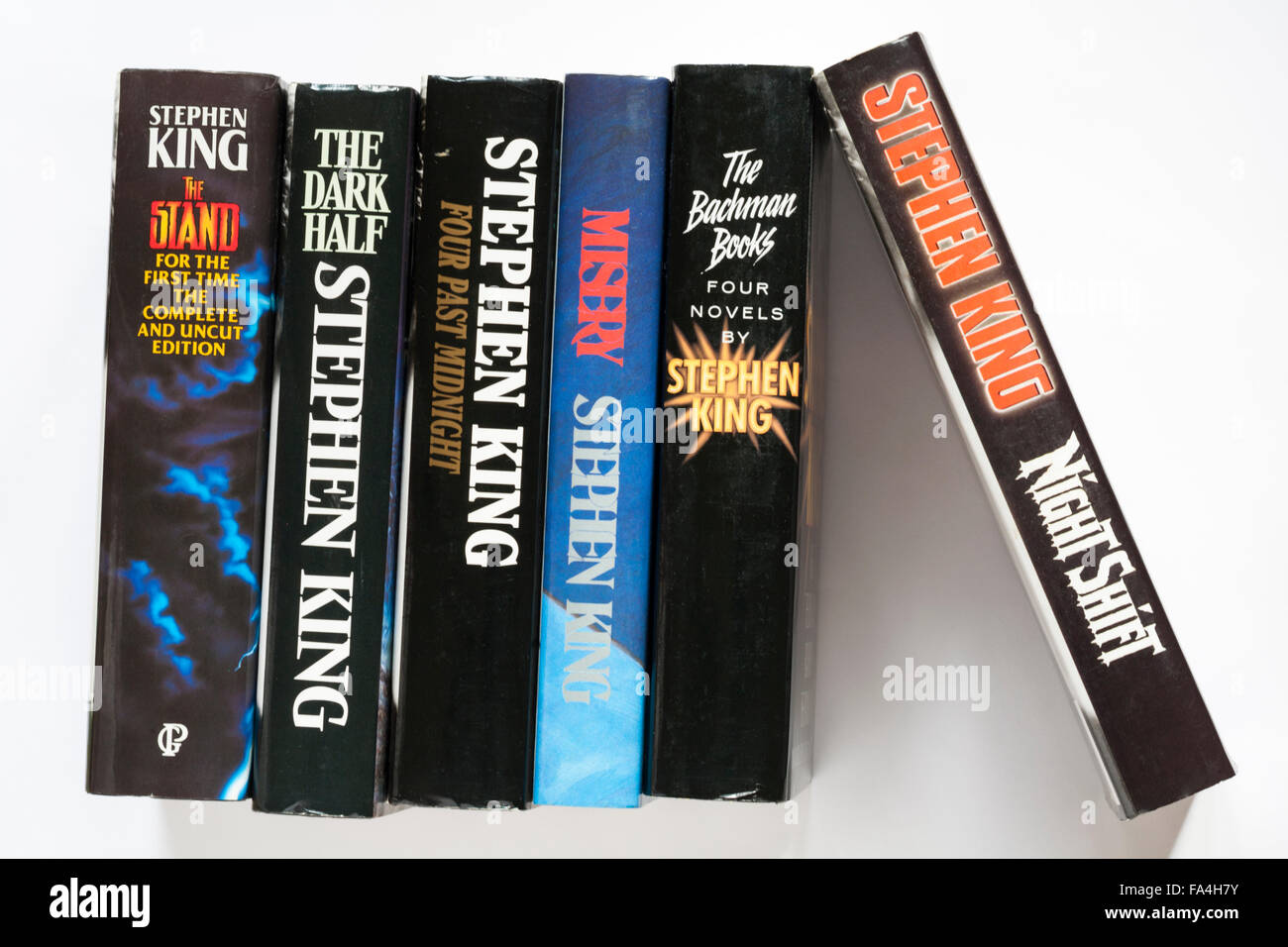 Reihe von Stephen King Bücher einschließlich Vier nach Mitternacht, die dunkle Hälfte, den Standplatz, Nachtschicht, Elend und vier Romane von Stephen King auf Weiß Stockfoto