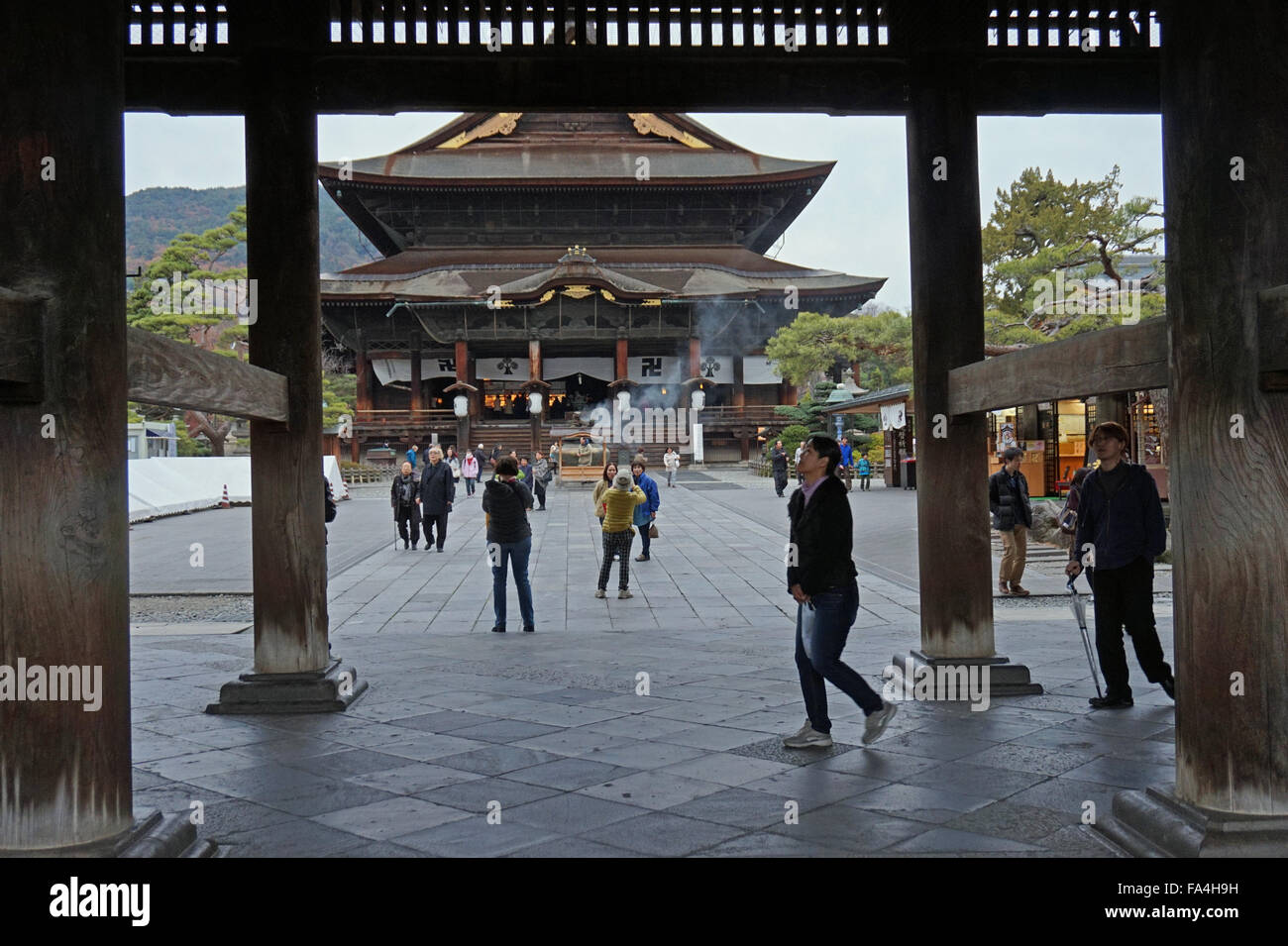 Der Hon-Do main Hall Zenko-Ji buddhistische Tempel wie aus dem Sanmon-Tor, Nagano, Japan, im Herbst zu sehen Stockfoto