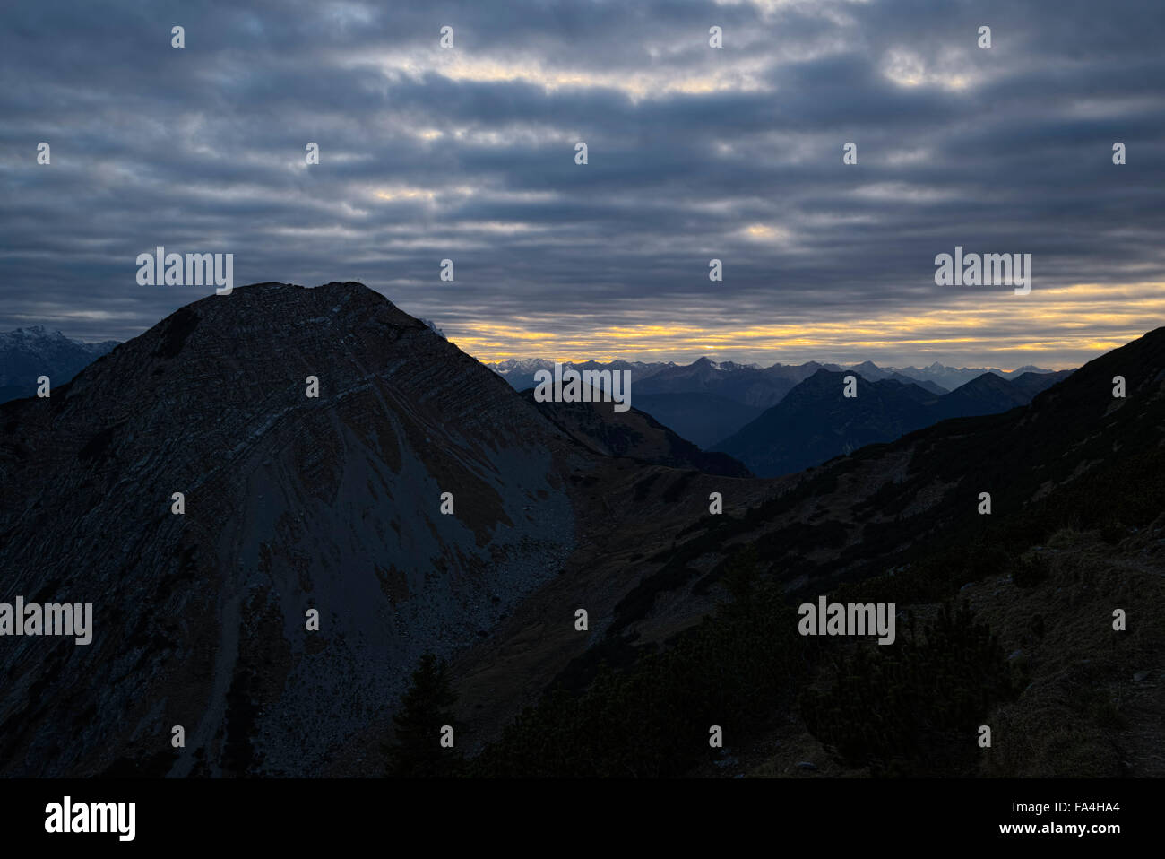 Blick auf den Sonnenuntergang hinter Wolken und Berg Bischof und Hoher Fricken vom Krottenkopf Gipfel, Bayern, Deutschland Stockfoto