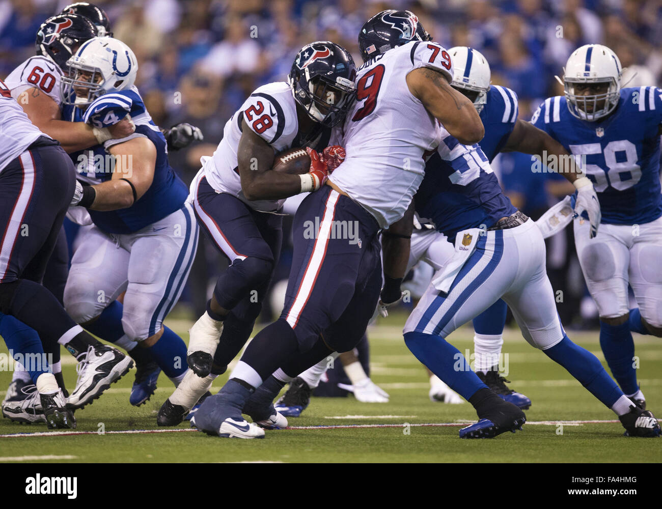 Indianapolis, Indiana, USA. 20. Dezember 2015. Houston Texans Runningback Alfred Blue (28) läuft mit dem Ball während NFL Fußball-Spiel-Action zwischen Houston Texans und die Indianapolis Colts im Lucas Oil Stadium in Indianapolis, Indiana. Houston besiegt Indianapolis 16-10. John Mersits/CSM/Alamy Live-Nachrichten Stockfoto