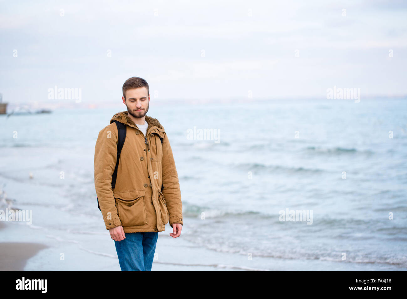 Porträt eines jungen Mannes Stand am Strand Stockfoto