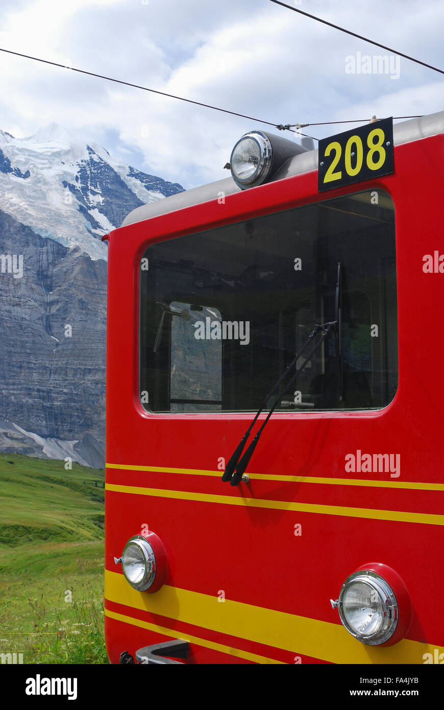 Jungfraujoch-Zug und Jungfraumassiv in Kleine Scheidegg, Schweiz, Stockfoto