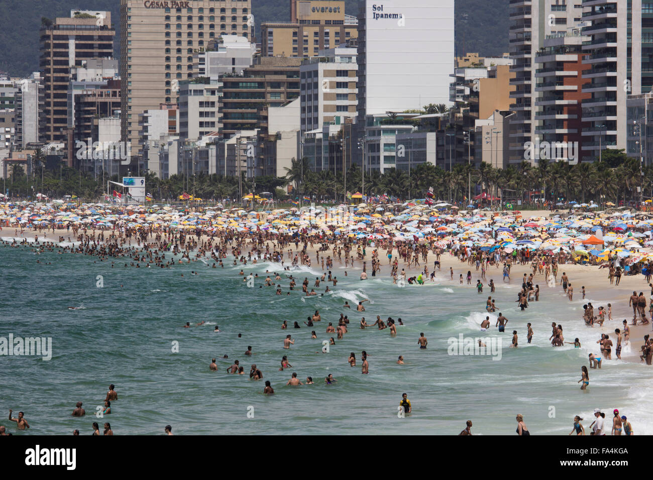 Rio De Janeiro, Brasilien, 20. Dezember 2015: die Auslastung der Hotelzimmer in Rio De Janeiro wuchs in der Zeit der zum Jahresende Festlichkeiten und die Vorhersage von ABIH-RJ (brasilianische Vereinigung der Hotellerie) ist, dass Touristen 77 % der Hotelzimmer in der Stadt beschäftigen werden. Dies entspricht einer Steigerung der 4 % im Vergleich zum gleichen Zeitraum des Vorjahres. Touristen kommen bereits in der Stadt von auf der ganzen Welt zu einem der größten Silvester-Partys der Welt - Silvester Copacabana. Bildnachweis: Luiz Souza/Alamy Live-Nachrichten Stockfoto