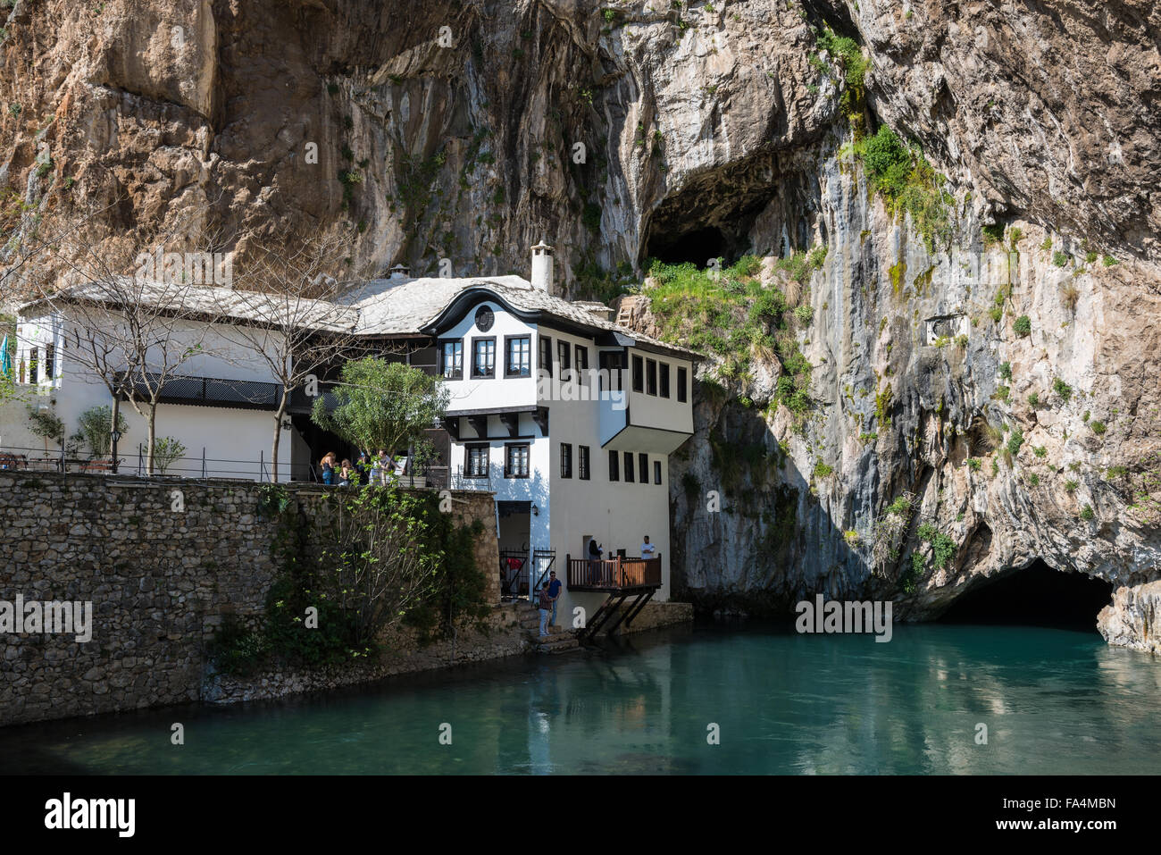 Junge Touristen besuchen die Blagaj Tekke auf 16. April 2015 in Blagaj, Bosnien und Herzegowina. Stockfoto