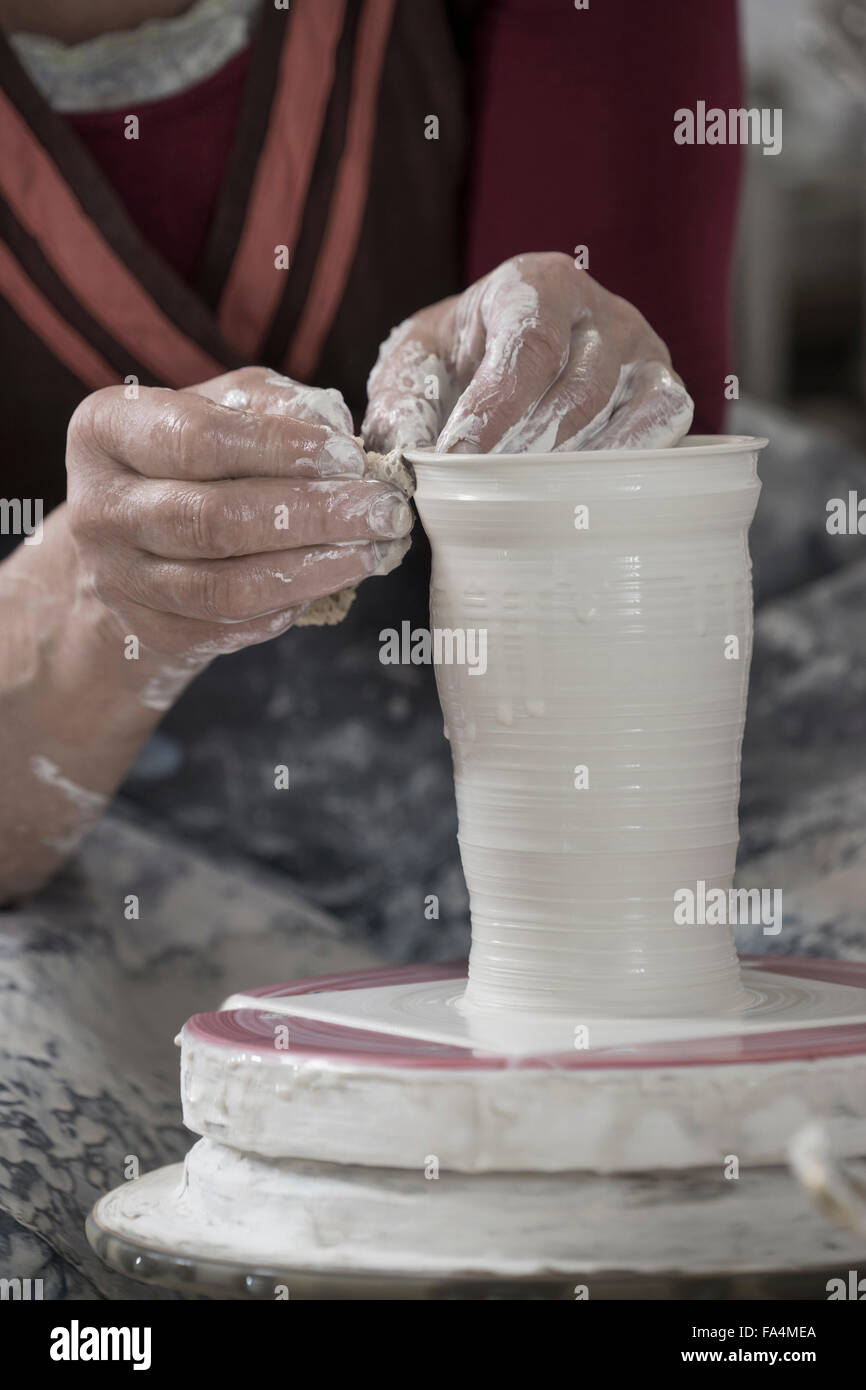 Nahaufnahme von weiblichen Potter Formen Ton in Werkstatt, Bayern, Deutschland Stockfoto