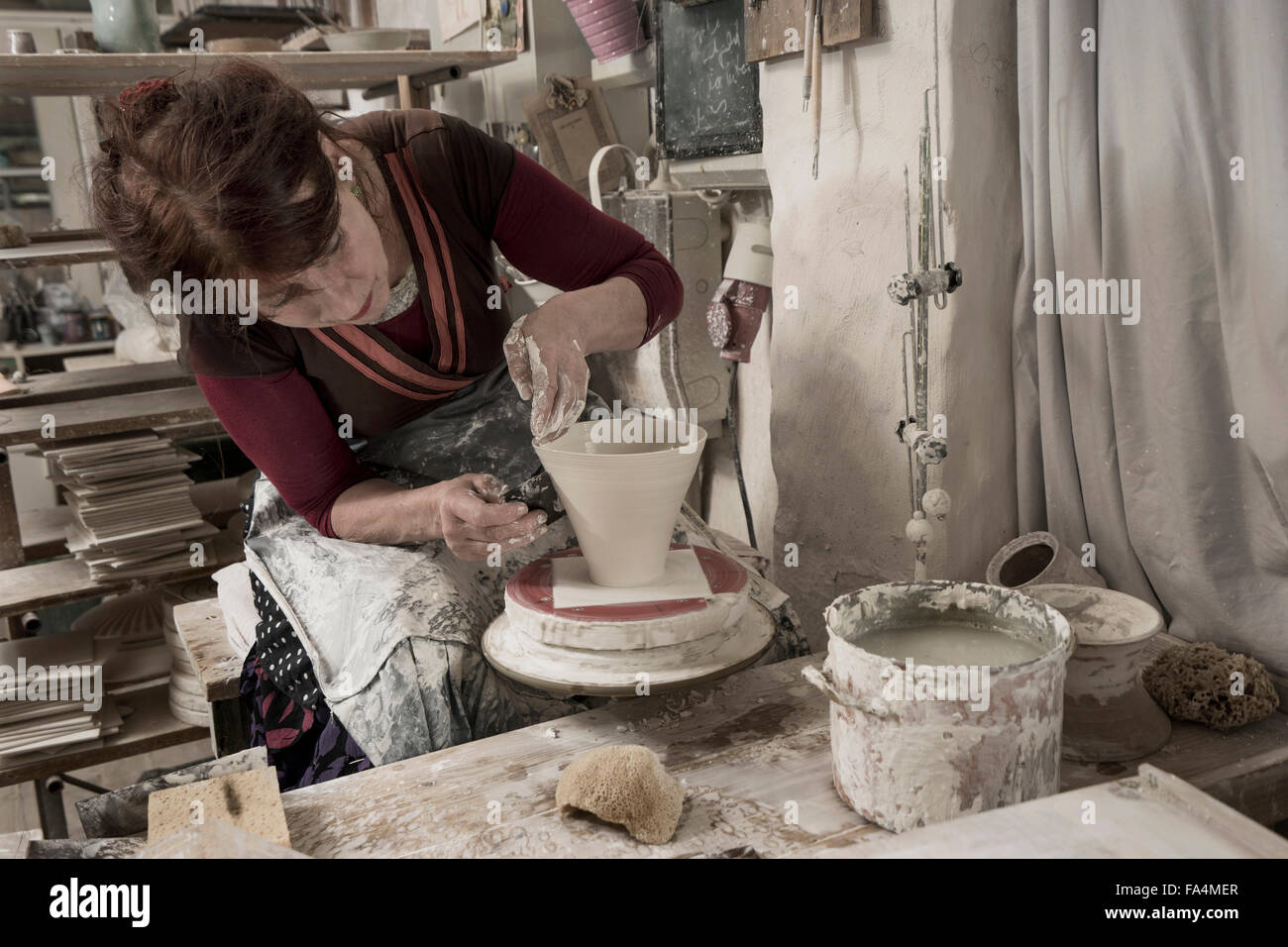 Weibliche Potter Formen Ton in Werkstatt, Bayern, Deutschland  Stockfotografie - Alamy