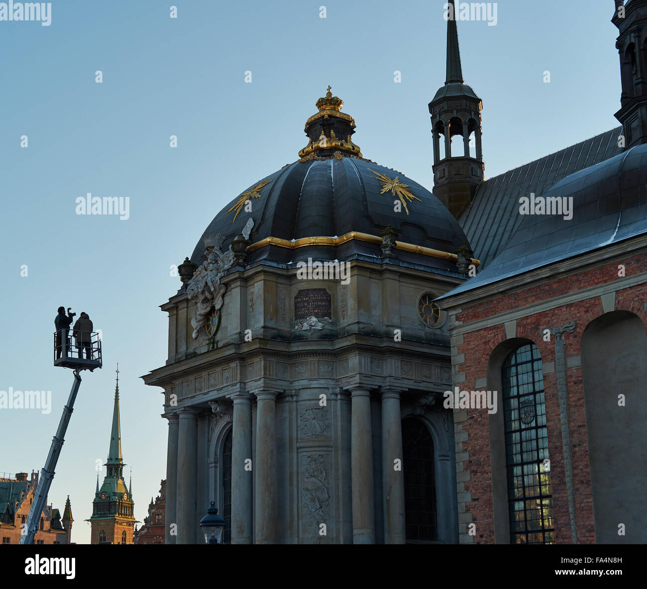 Zwei Männer auf einer Hubarbeitsbühne Riddarholmskyrkan Riddarholmen Insel Stockholm Schweden Skandinavien Stockfoto