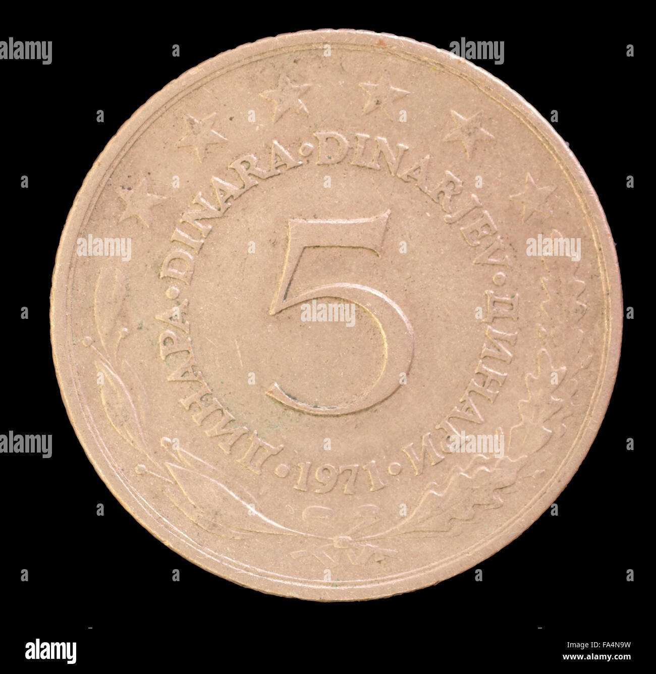 Das Heck Gesicht 5 Dinar Münze, ausgestellt von Jugoslawien im Jahr 1971. Bild auf schwarzem Hintergrund isoliert Stockfoto