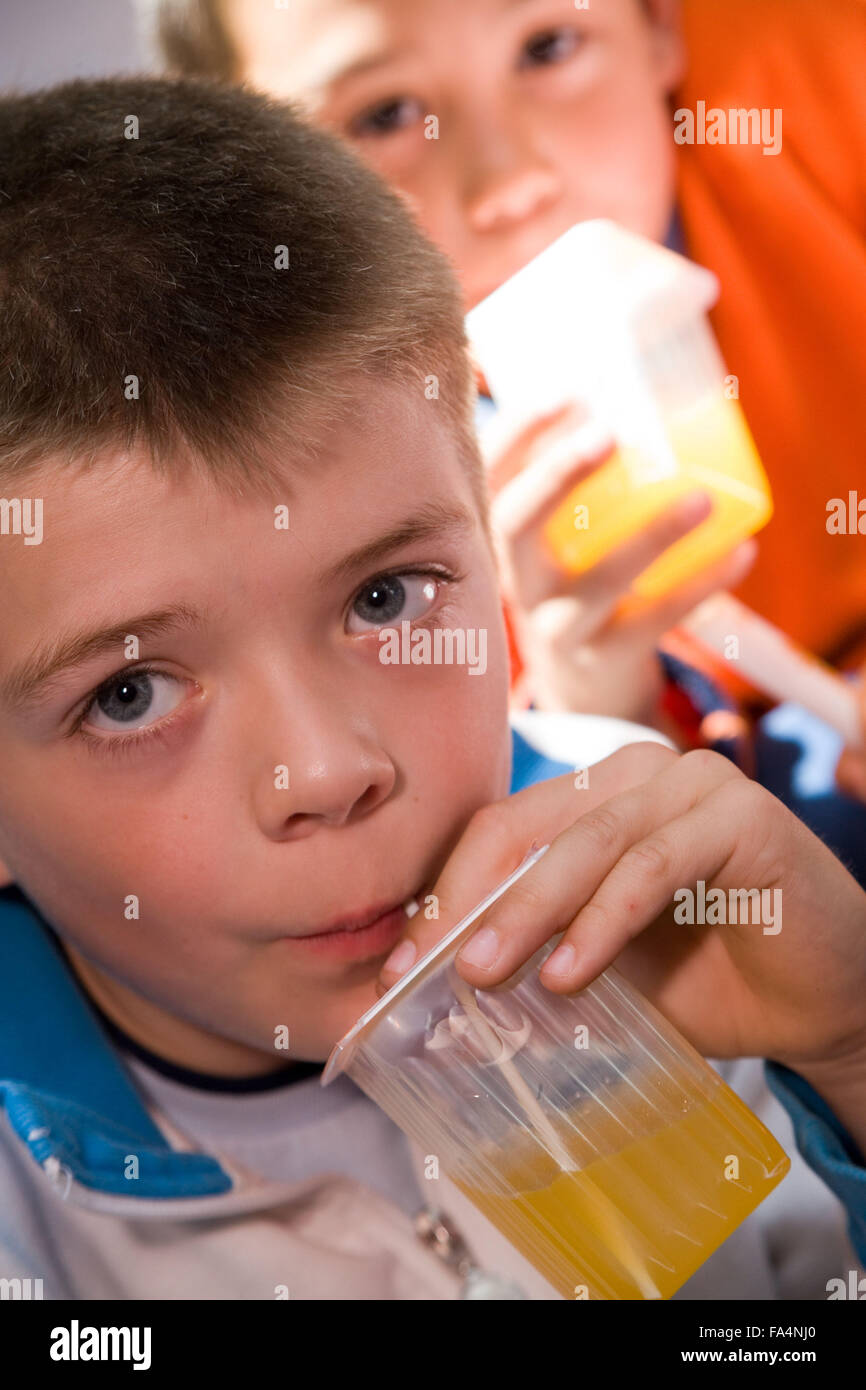 Kinder trinken von Saft-Kartons, Stockfoto