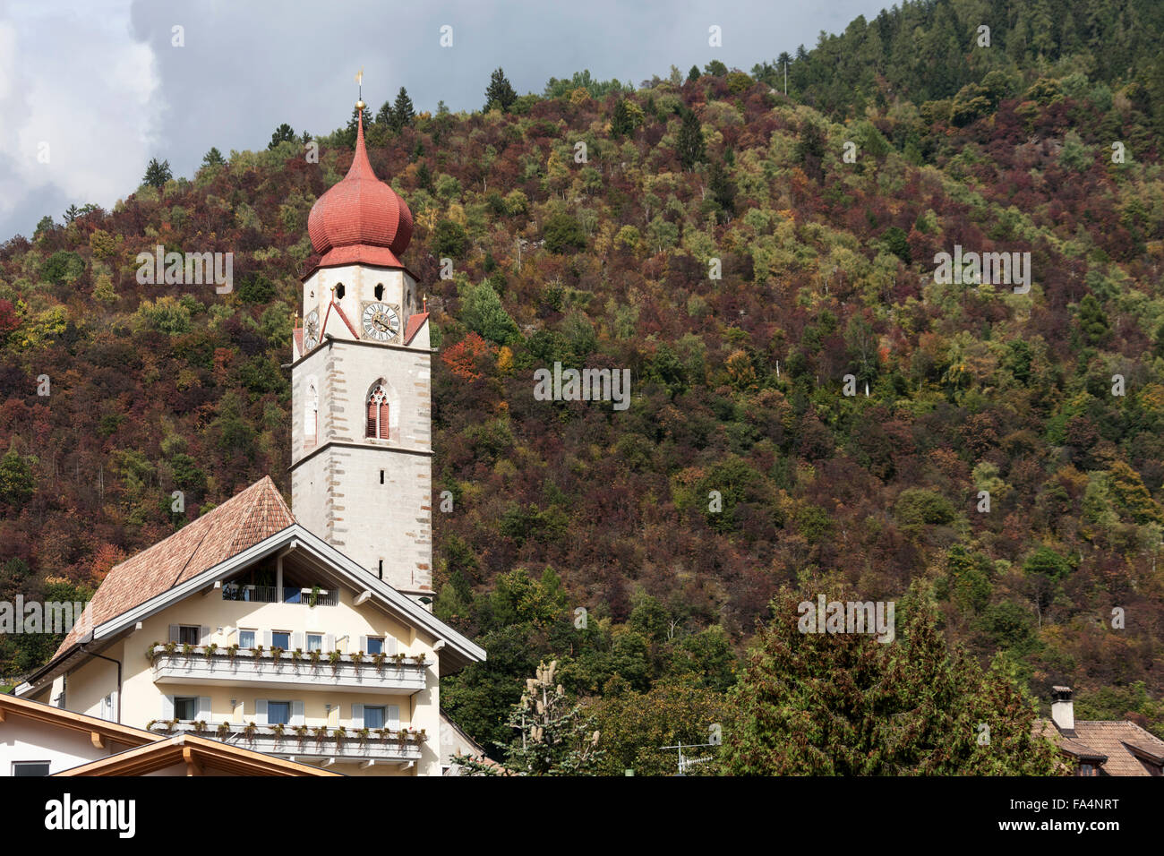 St. Valentin Kirche mit Berg im Hintergrund, Meran, Südtirol, Italien Stockfoto