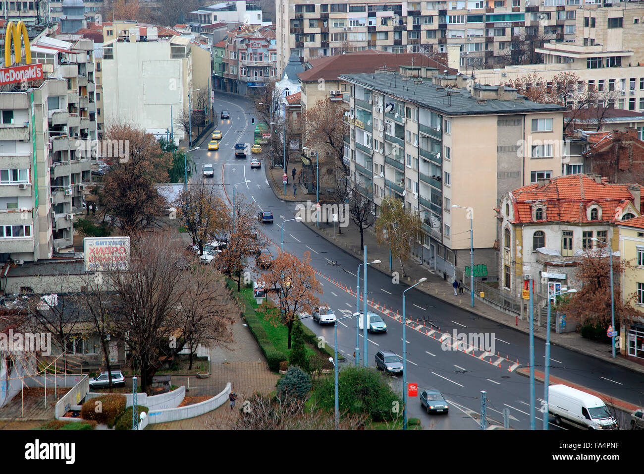 Blick über den Straßenverkehr in der Altstadt von Plovdiv, Bulgarien Stockfoto