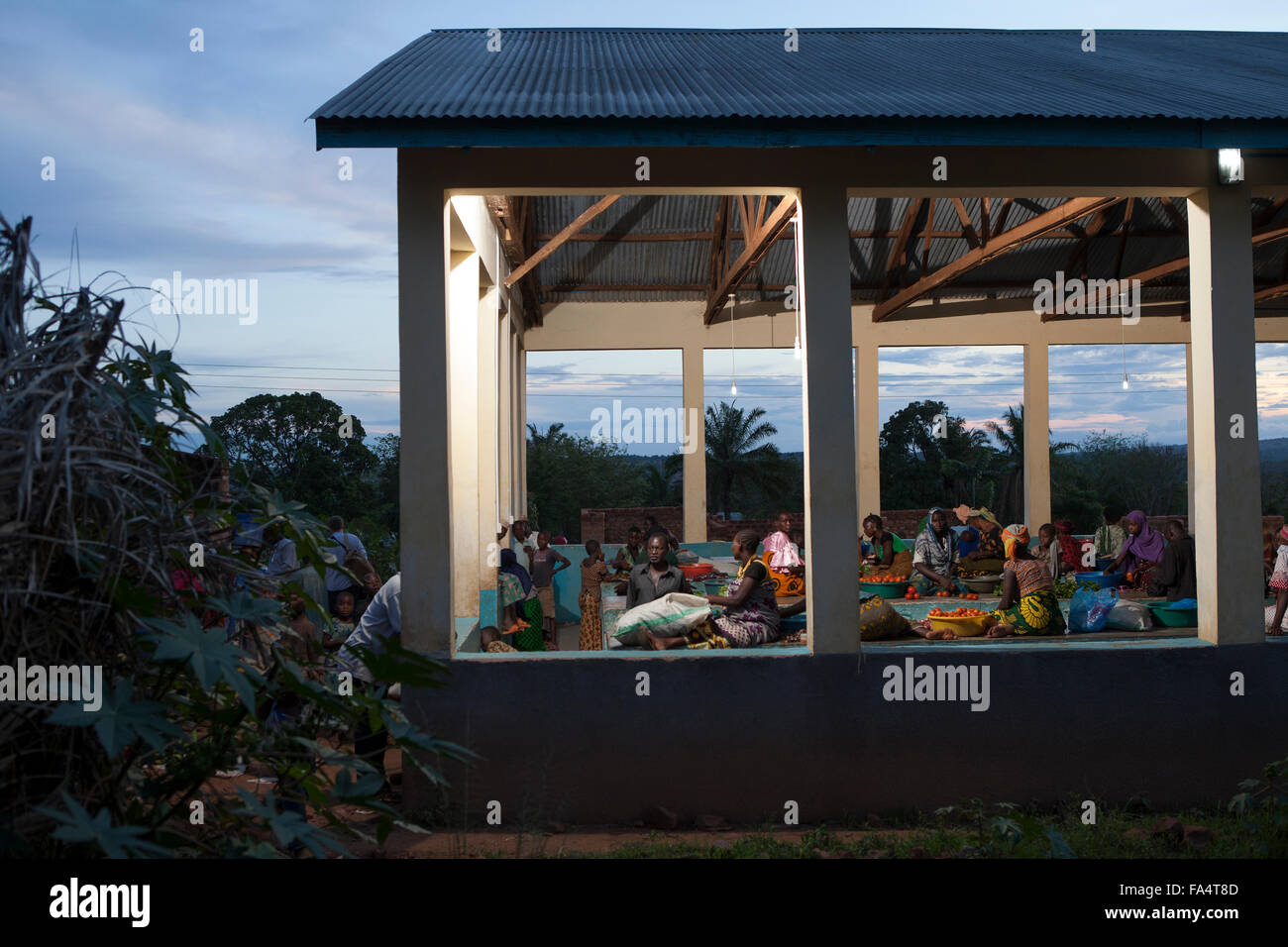Ein nächtlicher Markt wird durch Solarenergie in Msimba Dorf, Kigoma Region, Westen Tansanias beleuchtet. Stockfoto