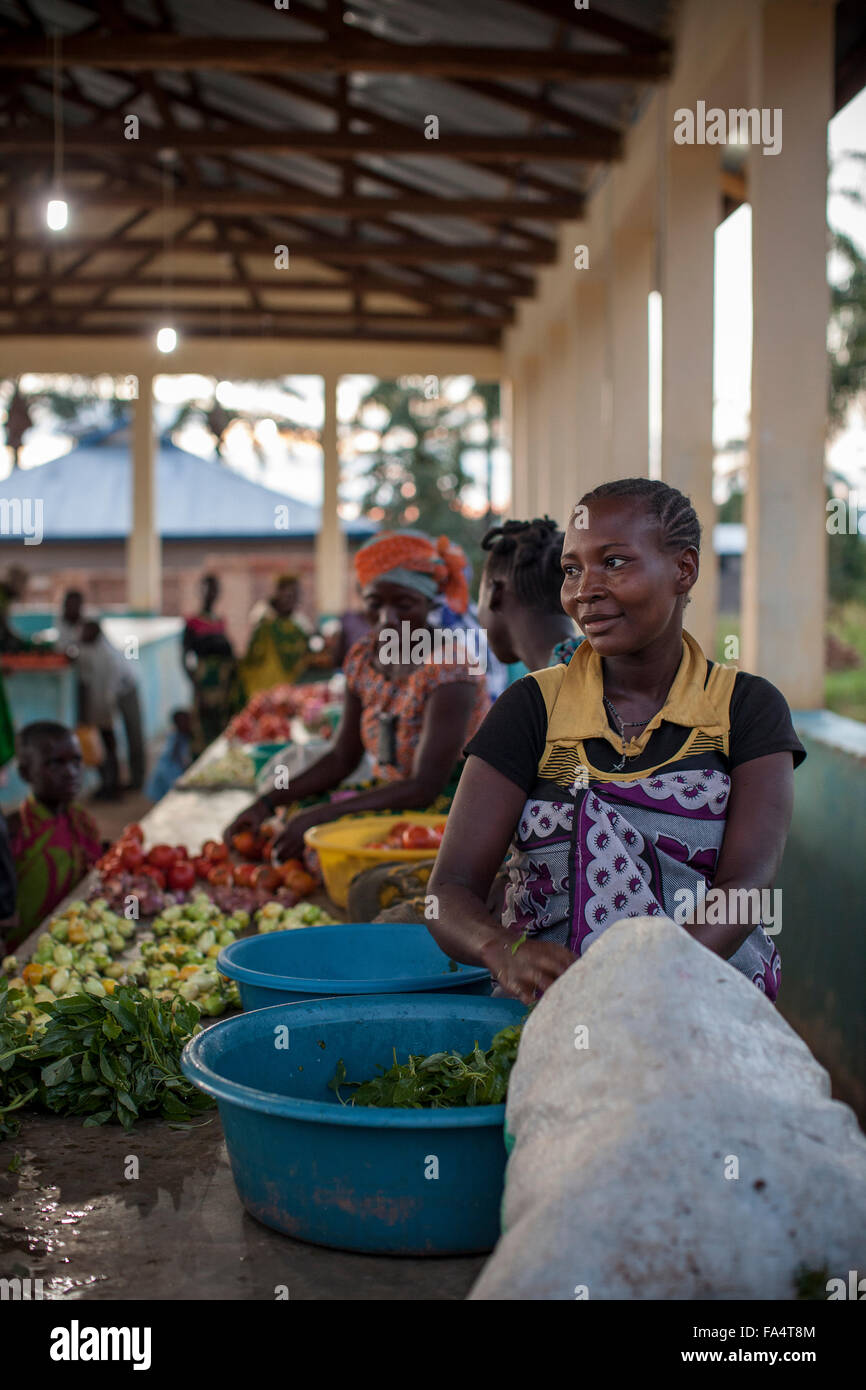 Ein nächtlicher Markt wird durch Solarenergie in Msimba Dorf, Kigoma Region, Westen Tansanias beleuchtet. Stockfoto