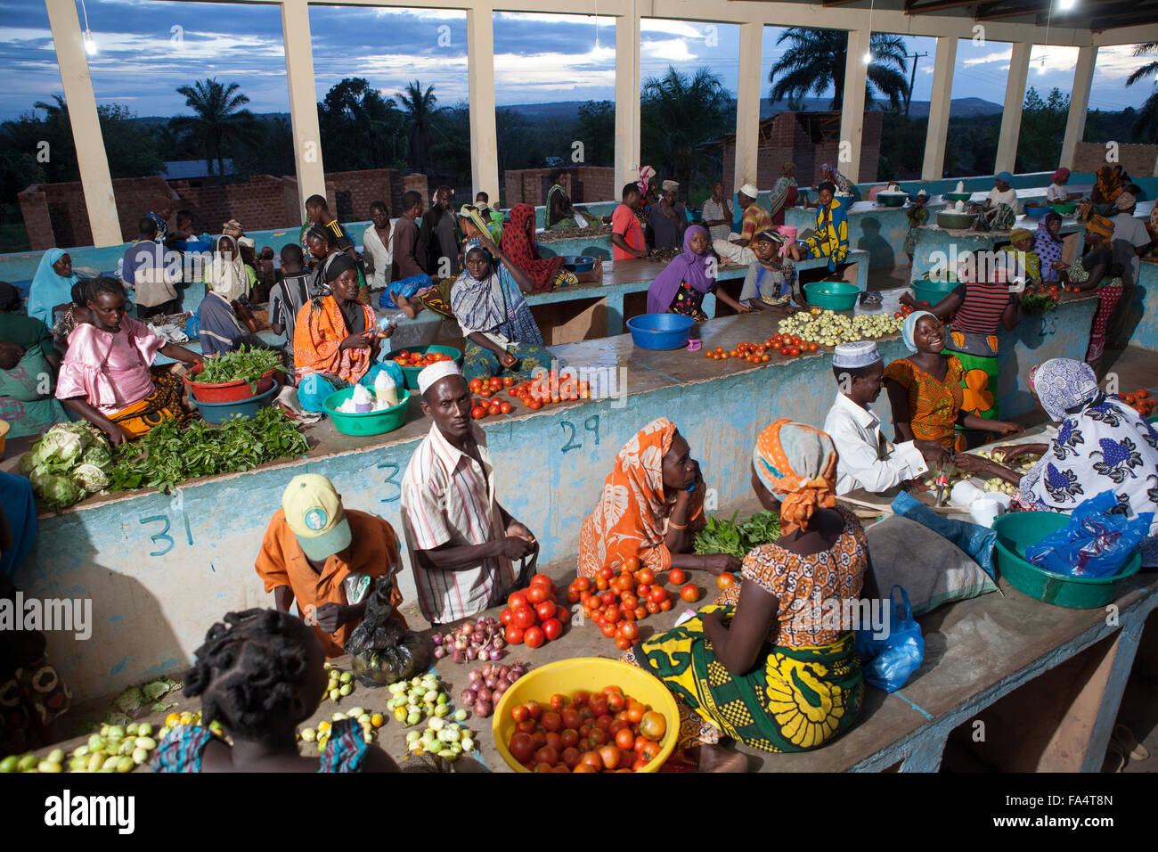 Ein nächtlicher Markt wird durch Solarenergie in Msimba Dorf, Kigoma Region, Westen Tansanias beleuchtet. Stockfoto
