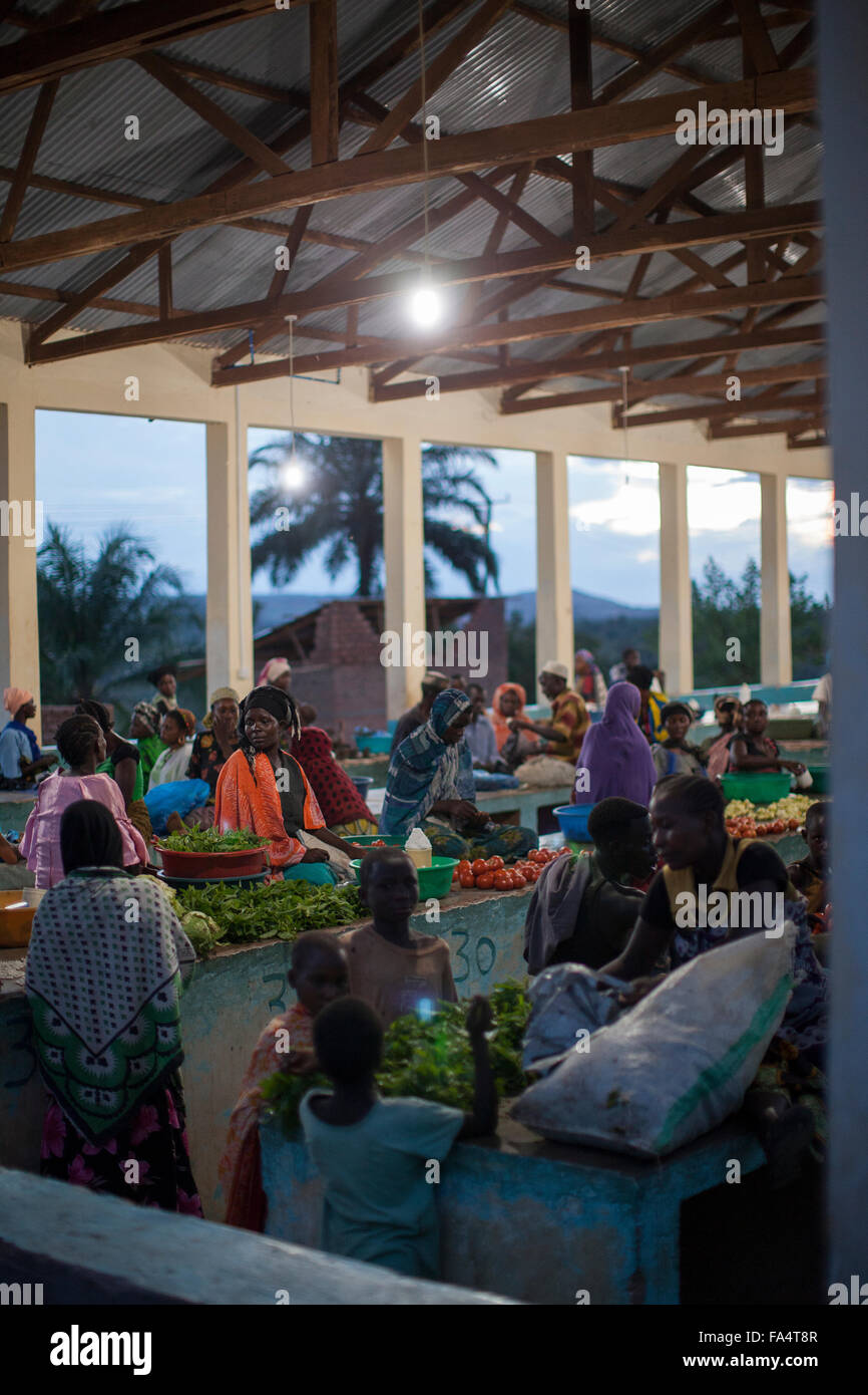 Ein nächtlicher Markt wird durch Solarenergie in Msimba Dorf, Kigoma Region, Westen Tansanias beleuchtet. Stockfoto