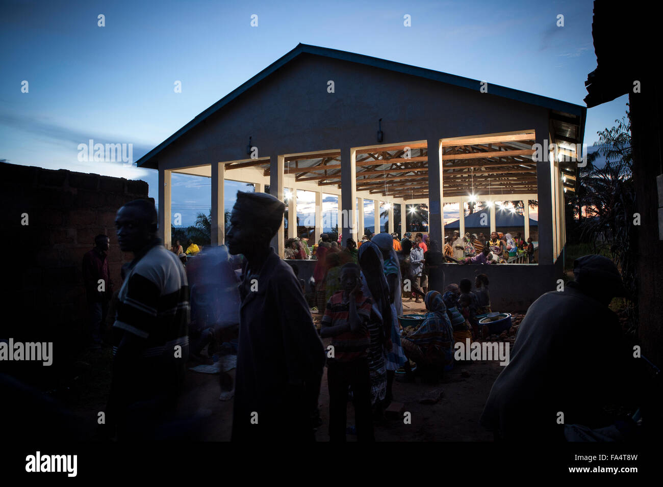 Ein nächtlicher Markt wird durch Solarenergie in Msimba Dorf, Kigoma Region, Westen Tansanias beleuchtet. Stockfoto