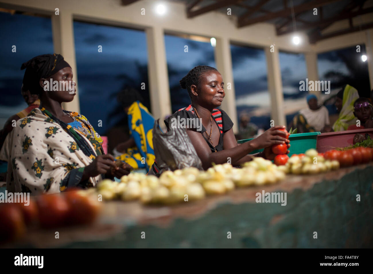 Ein nächtlicher Markt wird durch Solarenergie in Msimba Dorf, Kigoma Region, Westen Tansanias beleuchtet. Stockfoto