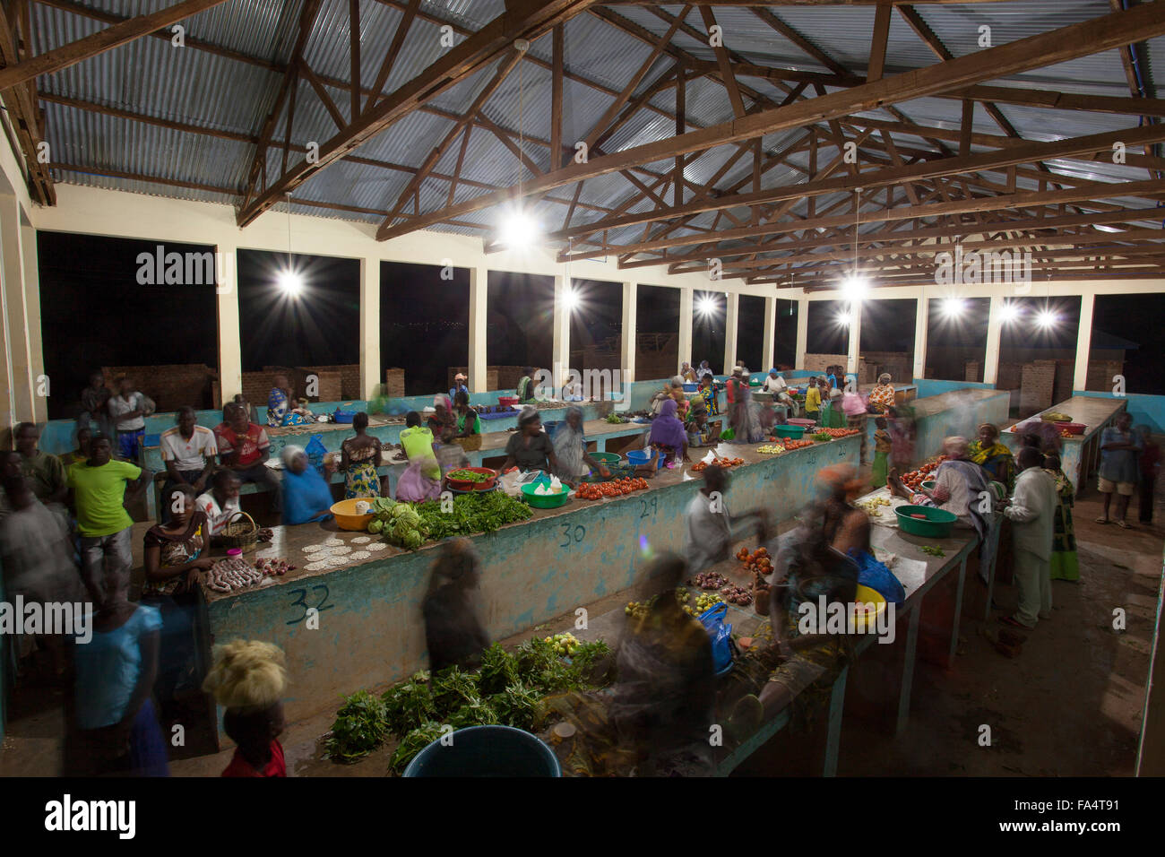 Ein nächtlicher Markt wird durch Solarenergie in Msimba Dorf, Kigoma Region, Westen Tansanias beleuchtet. Stockfoto