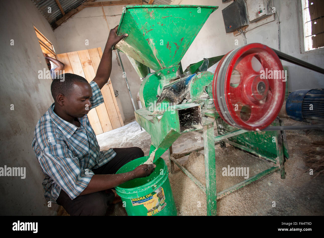 Ein Mann verbraucht Strom zum Betreiben einer Mühle in der Region Dodoma, Tansania. Stockfoto