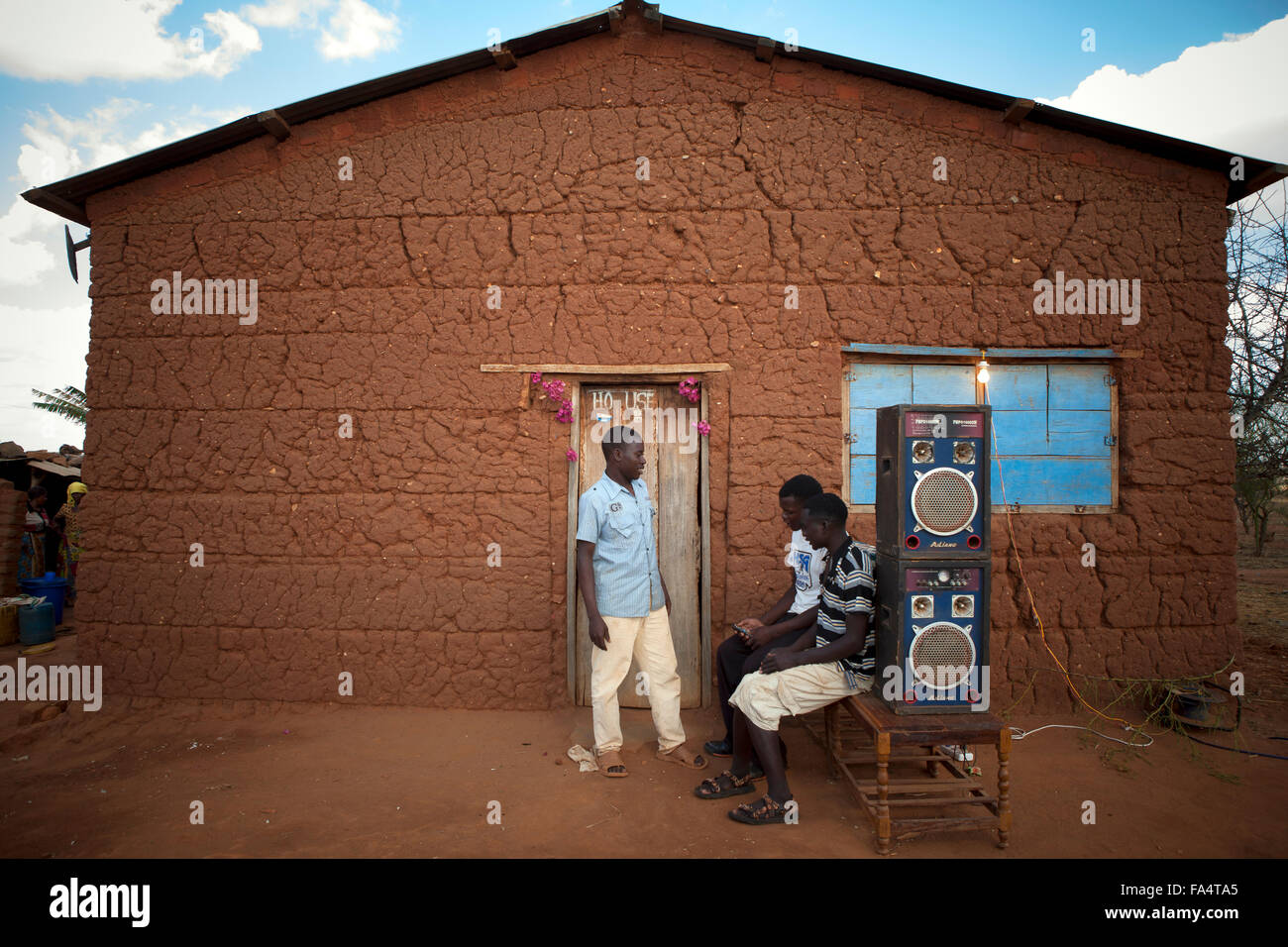Bewohner genießen Sie Musik von einem Stereo bei einer Hochzeit im Dorf Hogoro, Region Dodoma, Tansania. Stockfoto