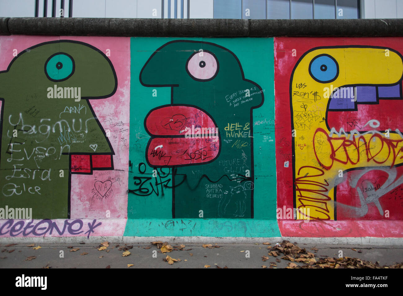 Thierry Noir Köpfe auf der Berliner Mauer an der East Side Gallery Stockfoto