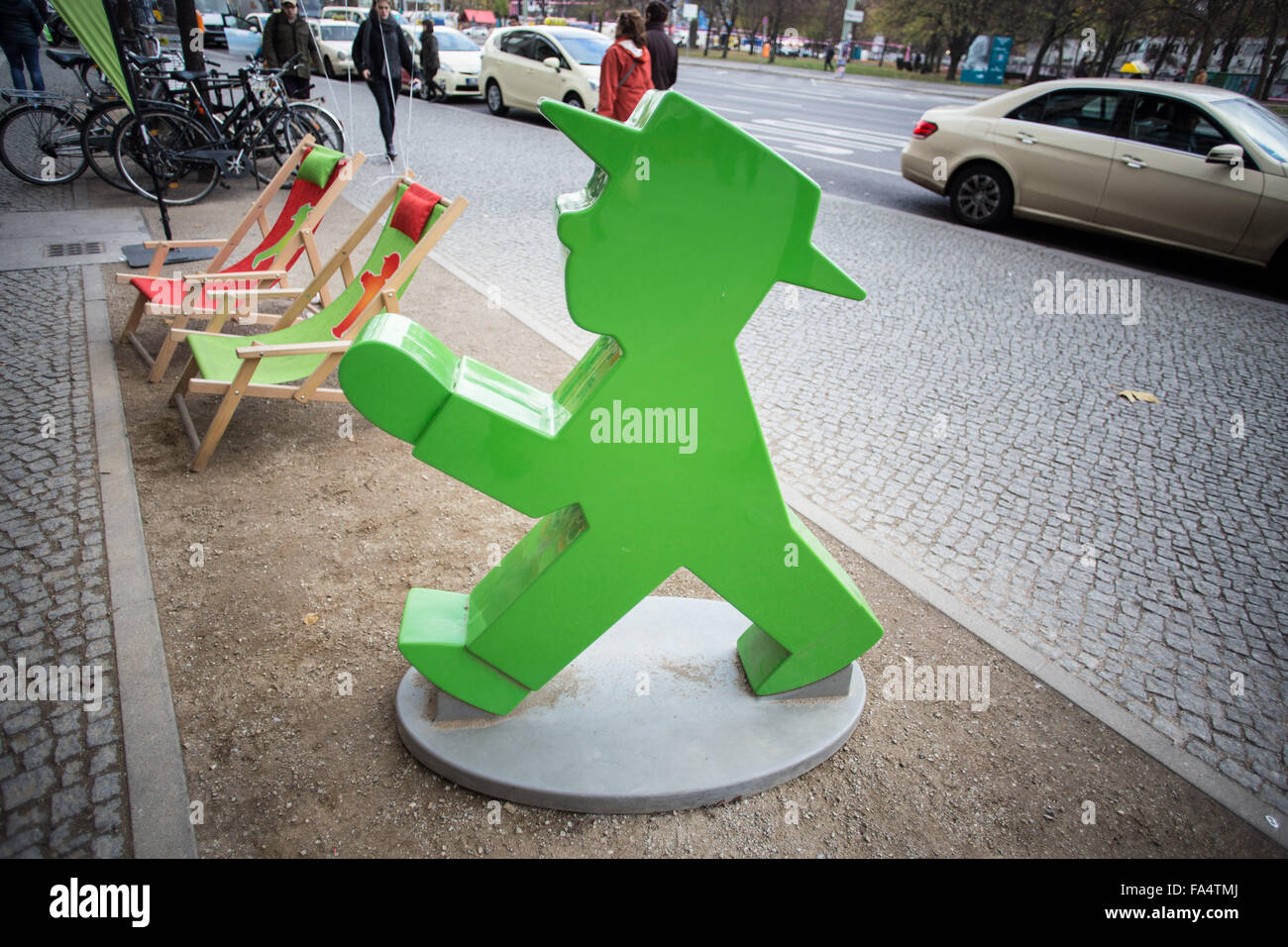 Ampelmann-Modell vor einem Geschäft in Berlin Stockfoto