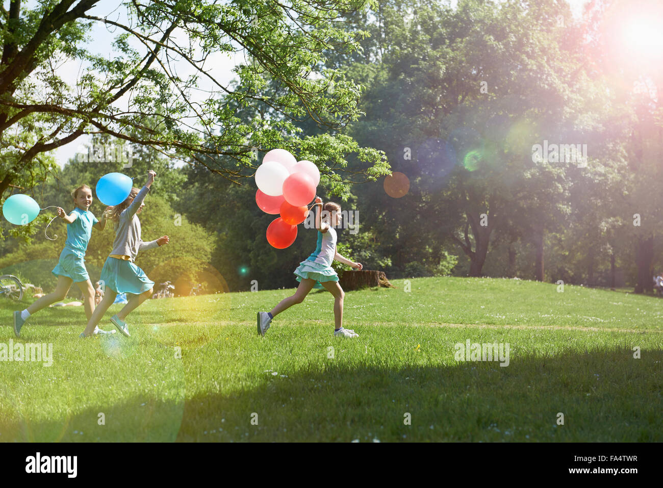 Mädchen im Park mit Luftballons, München, Bayern, Deutschland Stockfoto