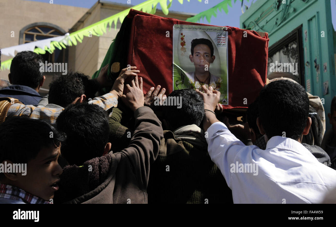 Sanaa, Jemen. 21. Dezember 2015. Menschen tragen den Sarg eines Mannes getötet in einer Schlacht zwischen den jemenitischen Kämpfern loyal gegenüber der Houthi-Bewegung und die saudische Kräfte in Jizan vor zwei Tagen, während ein Trauerzug auf dem Märtyrer Friedhof in Sanaa, Jemen, am 21. Dezember 2015. Bildnachweis: Hani Ali/Xinhua/Alamy Live-Nachrichten Stockfoto