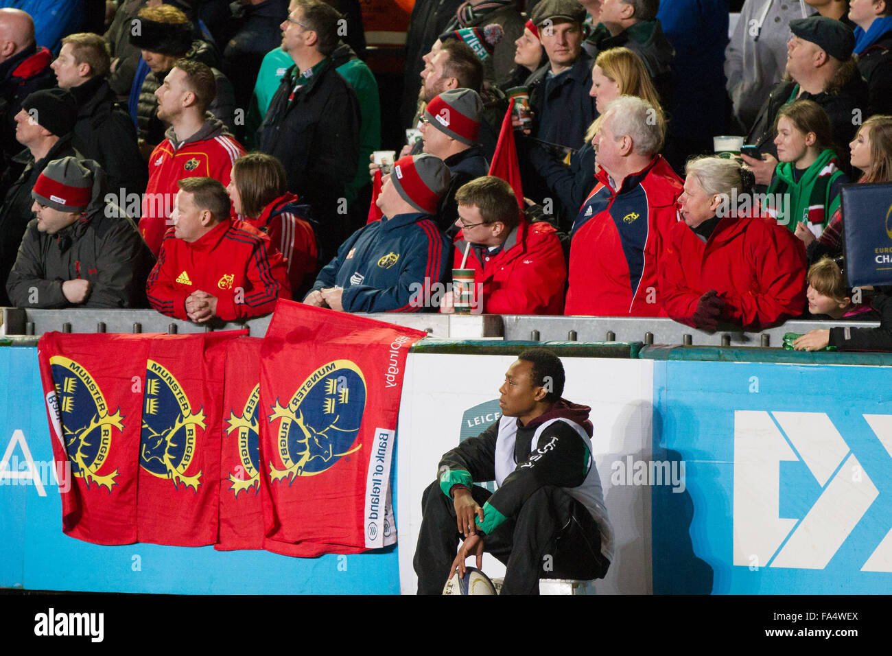 Leicester, England, 20. Dezember 2015.  ERCC Leicester V Münster Münster Fans Flagge ihre an der Welford Road Stockfoto