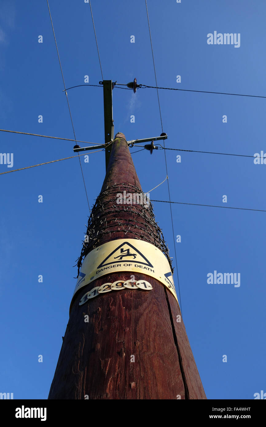 Strom-Pol und Netz-Overhead Drähte Großbritannien Uk Stockfoto