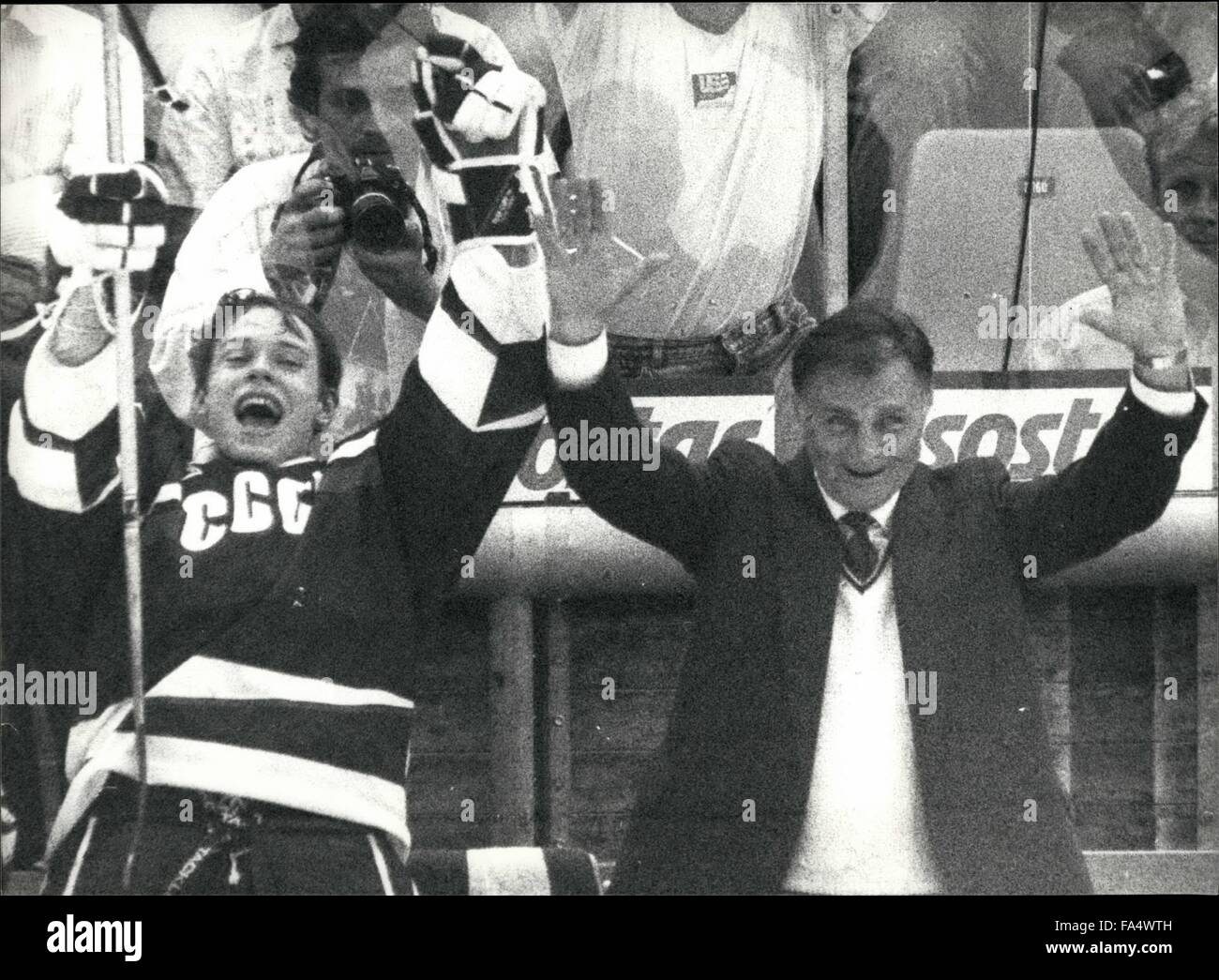 1970 - Eishockey-Weltmeisterschaften In der Schweiz: die  Eishockey-Weltmeisterschaften fanden in Bern/Schweiz vom 16. April bis 02  Mai. Sowjetische Team ist die Eishockey-Weltmeister. Das Foto zeigt.  Sowjetischen Trainer Viktor Tikhonov (rechts ...